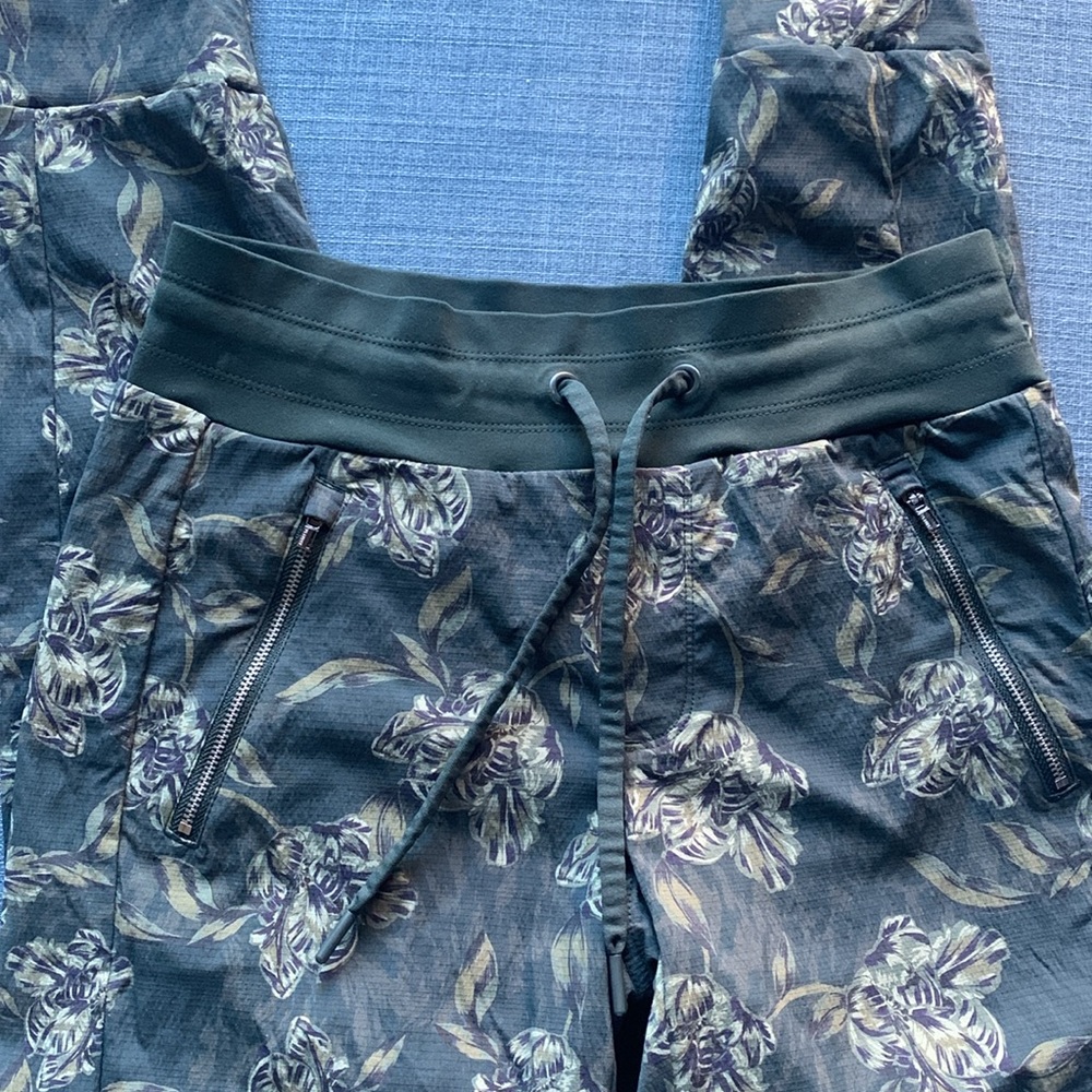 Athleta Trekkie North Printed Floral Jogger Size 2 - Picture 5 of 5